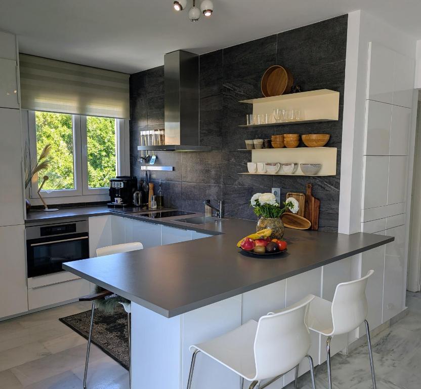 PIN4.1 - Beachfront 1BR near Port Beach - 3