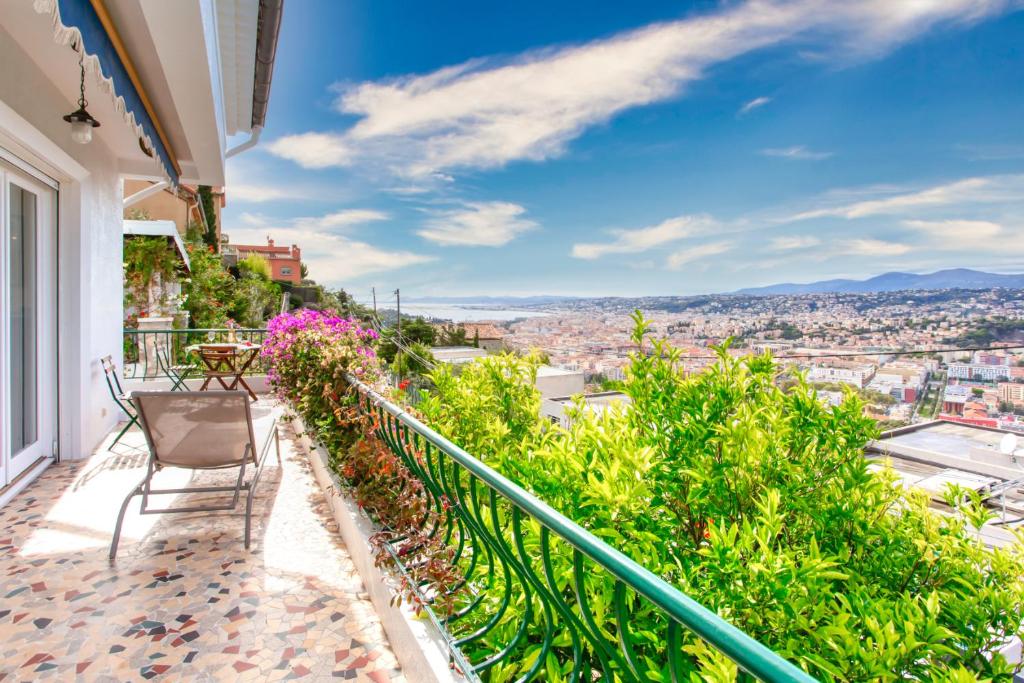 Villa with amazing view in a perfect location - 1
