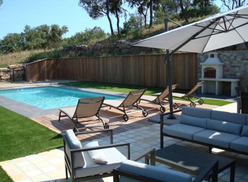 Villa avec piscine chauffée sous les pins parasols et les oliviers - 1