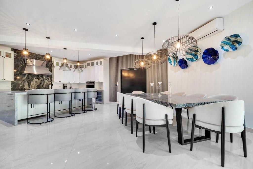 Marbella Lane Grand Private Luxury Home Villa - 4