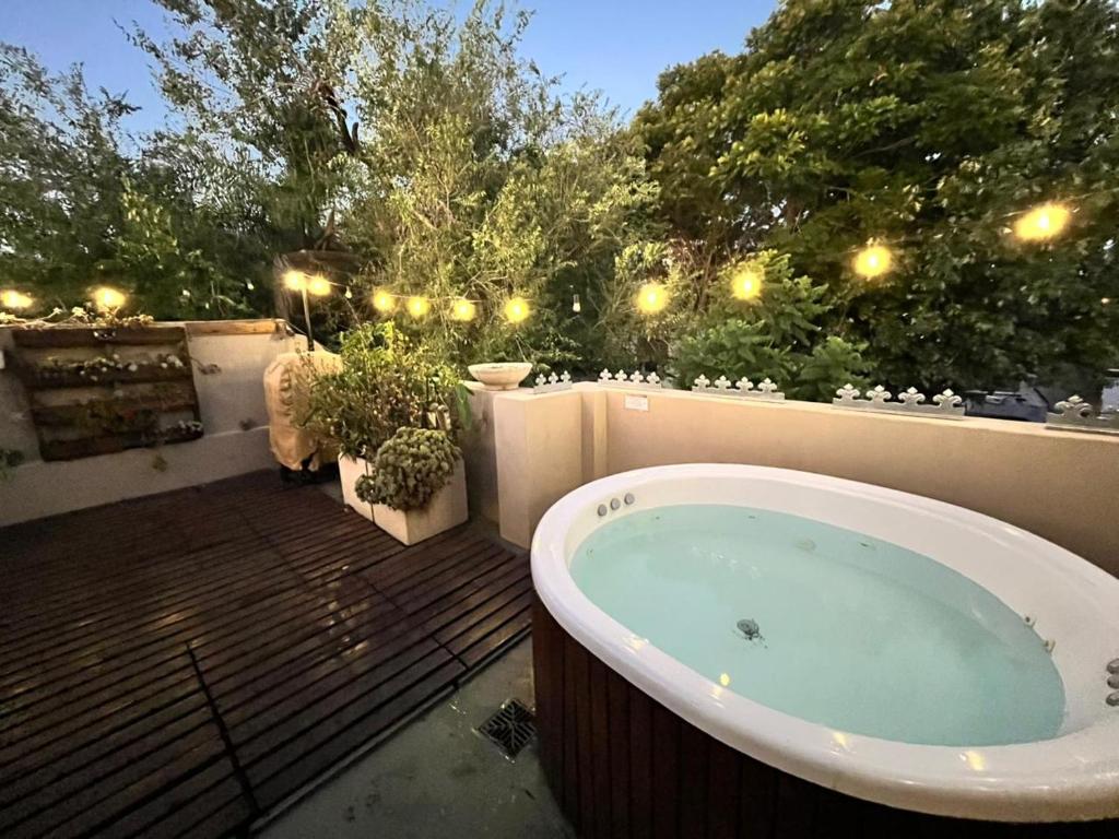 Luminoso, terraza propia y jacuzzi - 1