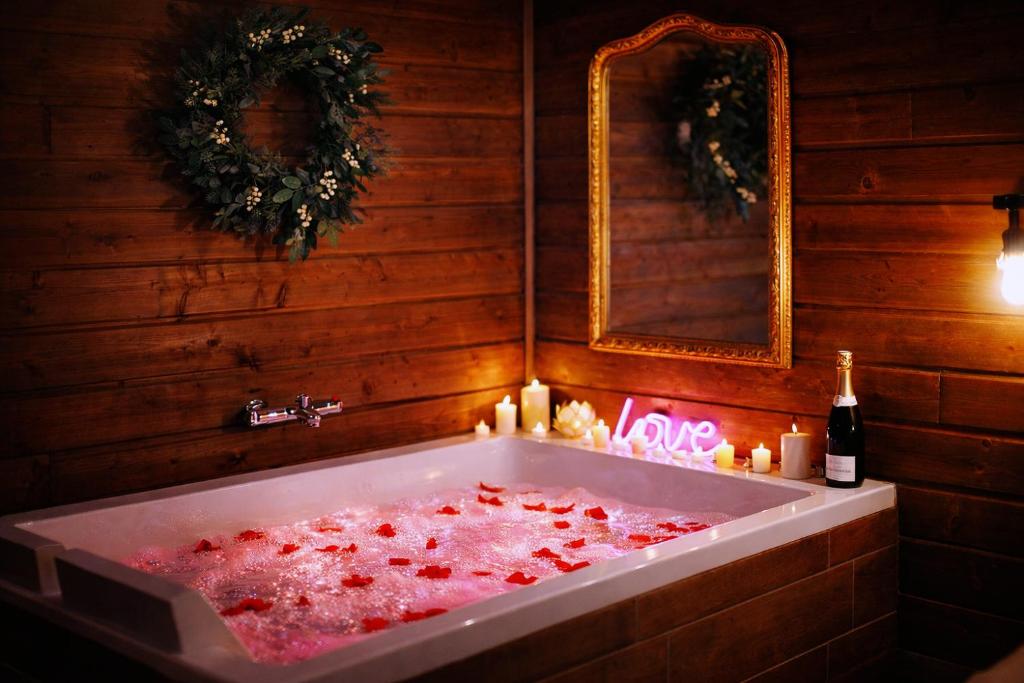 Le Chalet romantique, SPA XXL, 5 min centre ville, Écran cinéma, Lit king size, cascade d'eau - 2