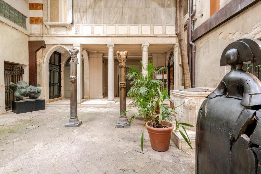 G2 Refined Venice Retreat Steps from the Salute - 2