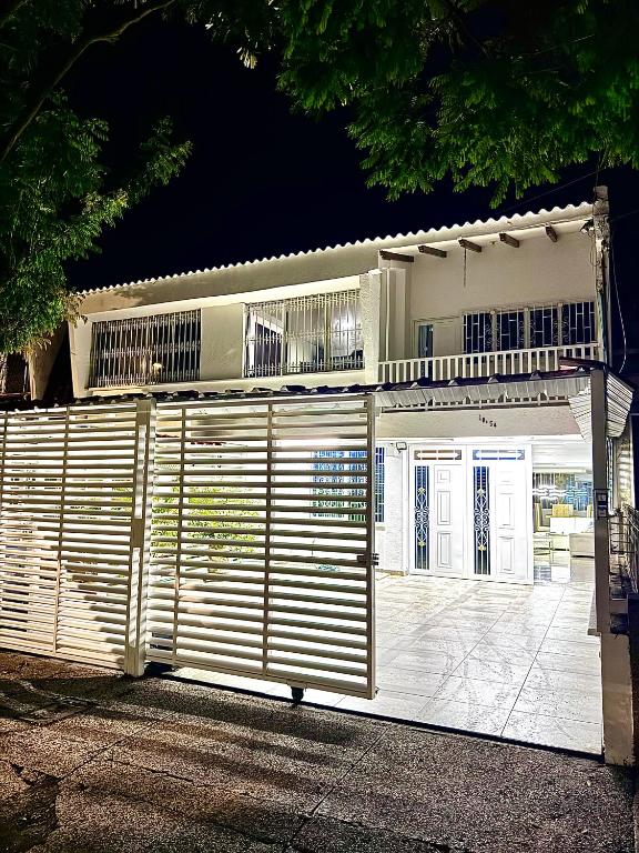 Casa con piscina privada y parking - 2