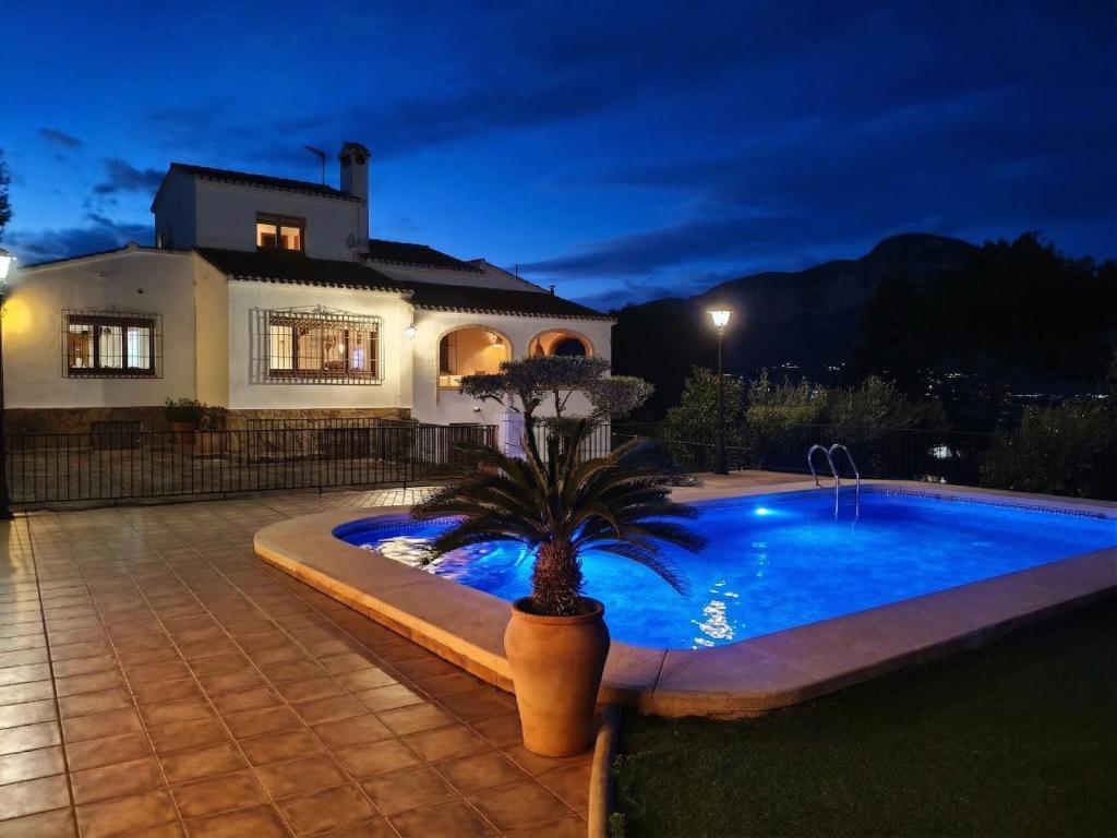 Villa in Jávea with ocean and Montgó views - 1