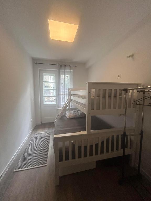 NEWLY RENOVATED Family Room in city centre - 3