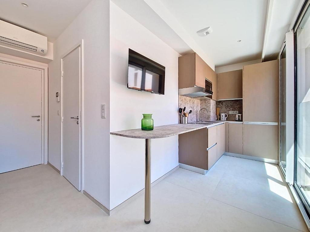 Nestor&Jeeves -STUDIO SIENNE - Central Nice, AC, Walk to beach - 2
