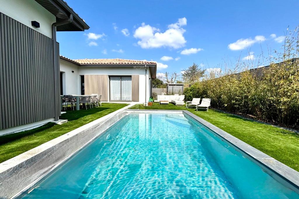 Cosy air-conditioned villa with swimming pool - 2