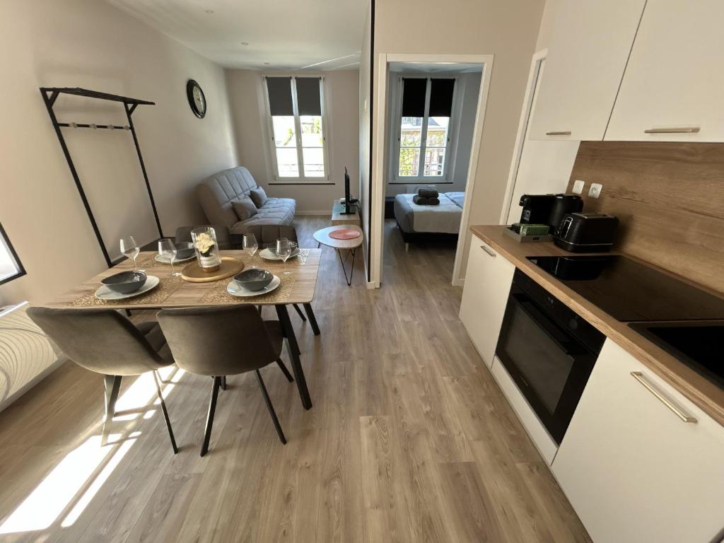 Appartement rénové avec cuisine équipée et douche - 1