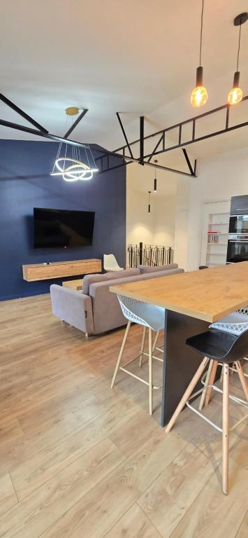 TheSecret 8 couchages, Sanctuaires et gare 5mn Climatisé , salle de sport terasse - 2