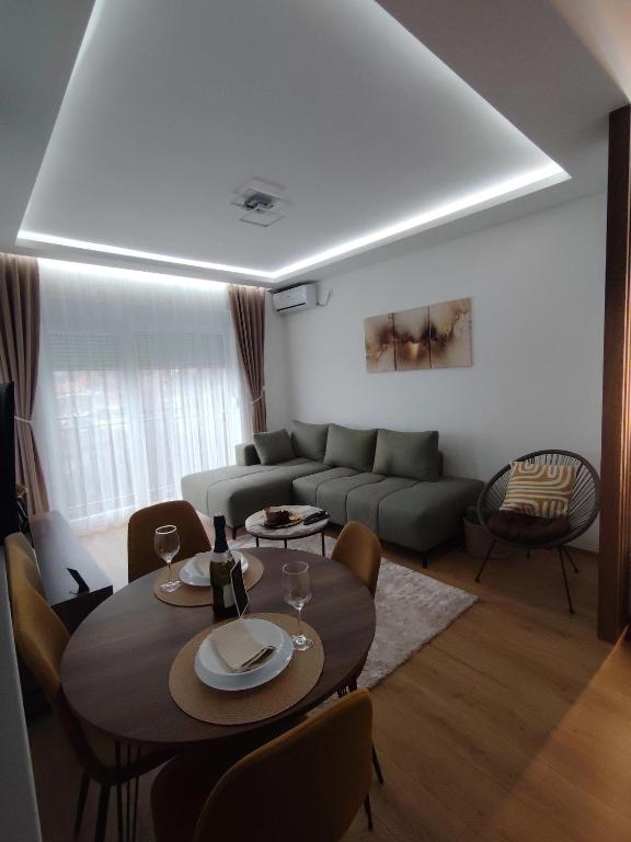 Lux Veritas Near Center FREE PARKING Special April Offer - 1