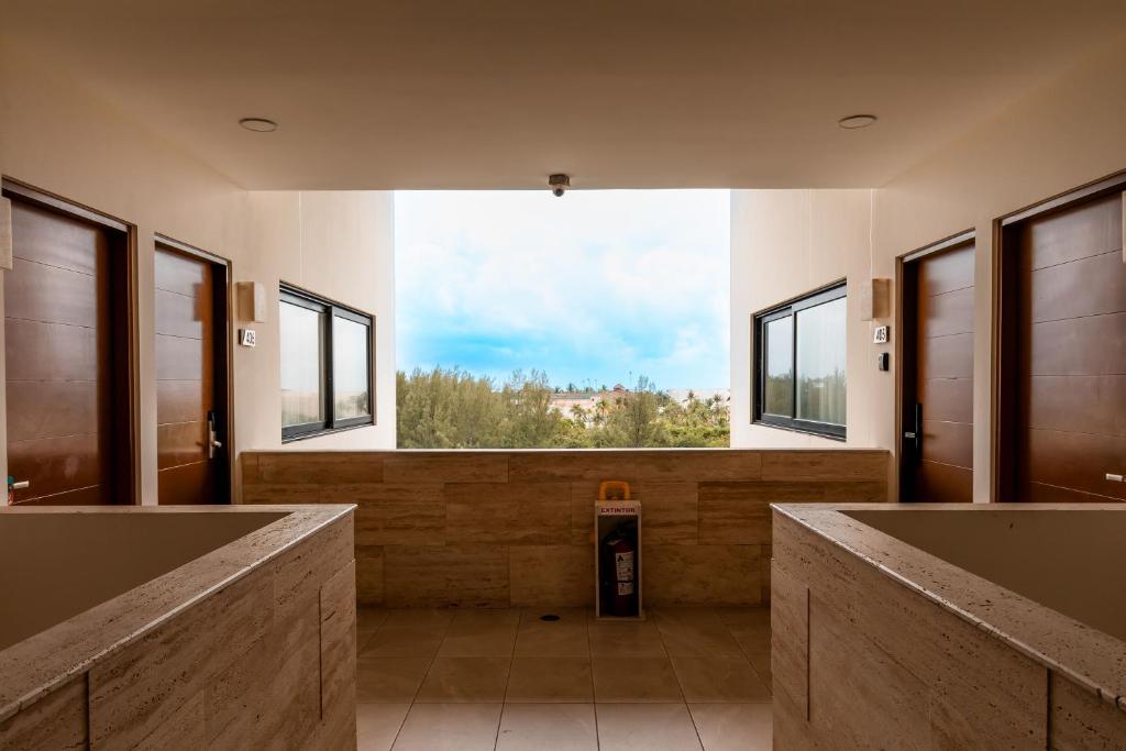 Grand Fifty, Stylish Stay with Rooftop Pool - 4