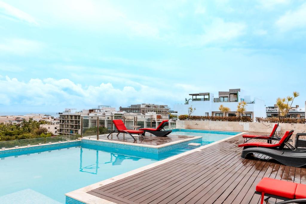 Grand Fifty, Stylish Stay with Rooftop Pool - 1