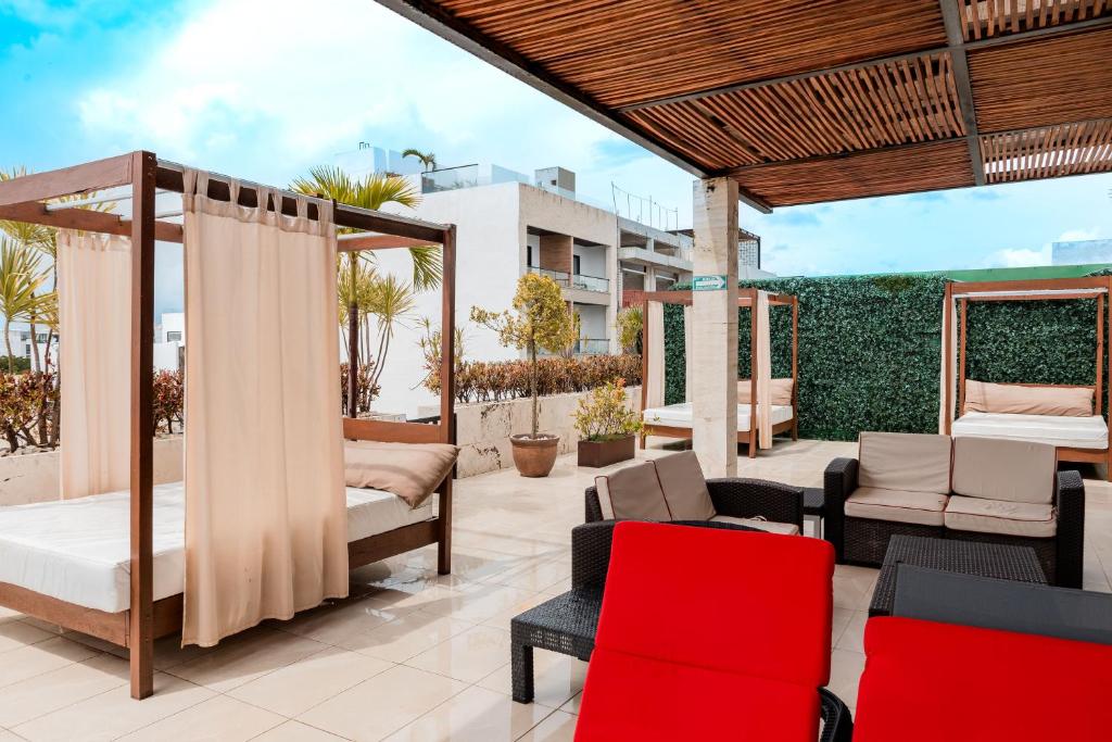Grand Fifty, Stylish Stay with Rooftop Pool - 2