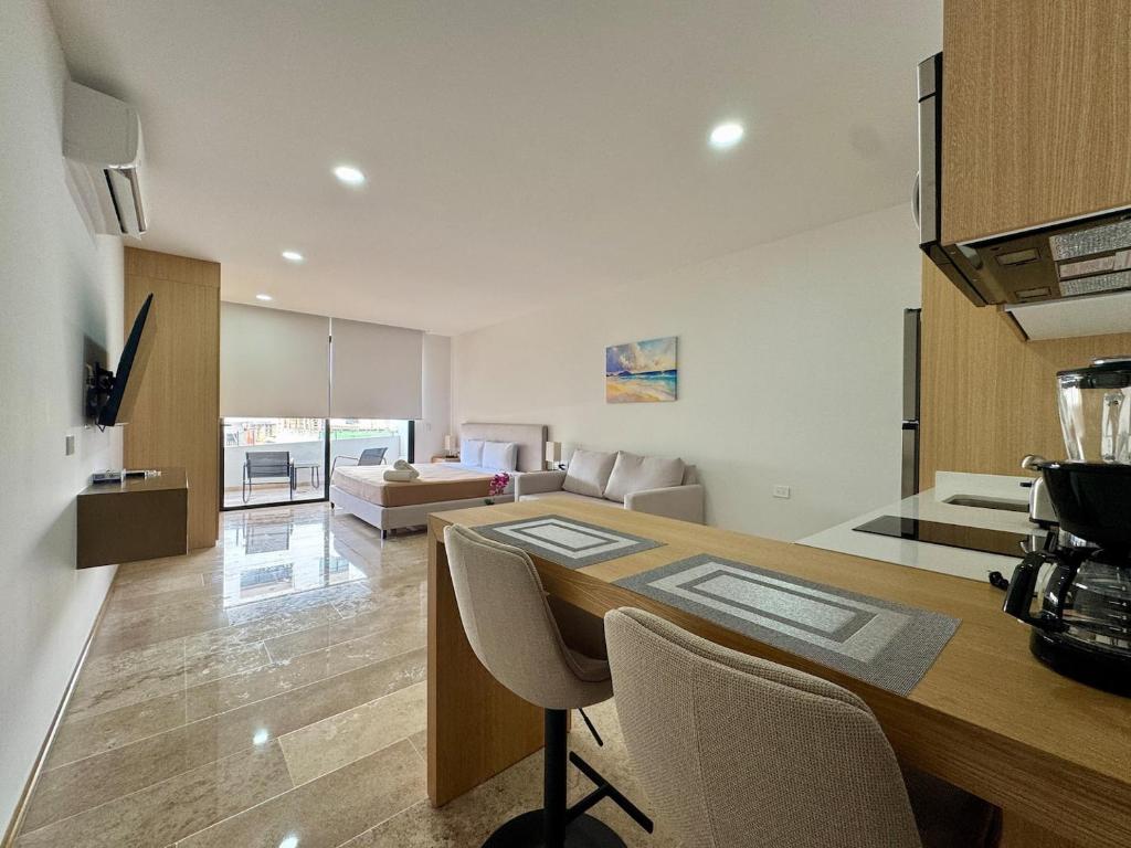 Stylish studio near 5th Avenue with ocean views - 5