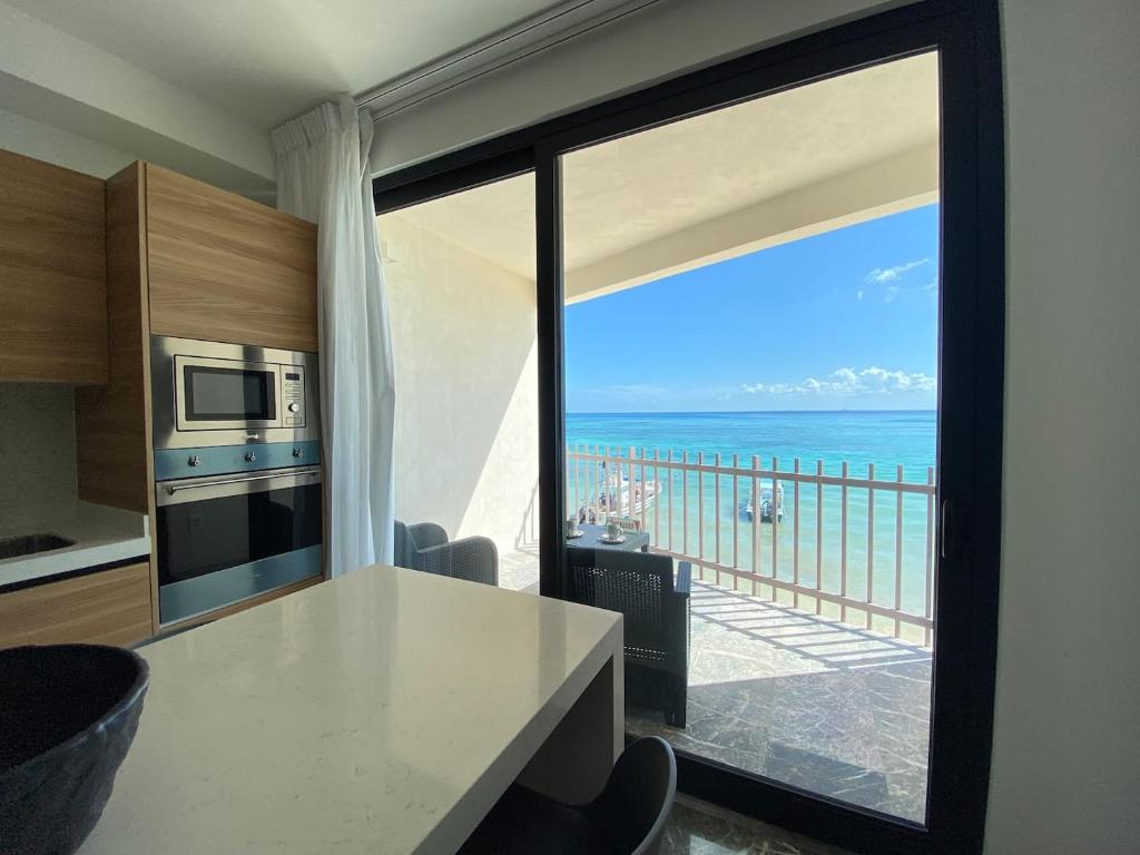 Ocean Front! Amazing Rooftop Pool, Walk to Fifth! - 5