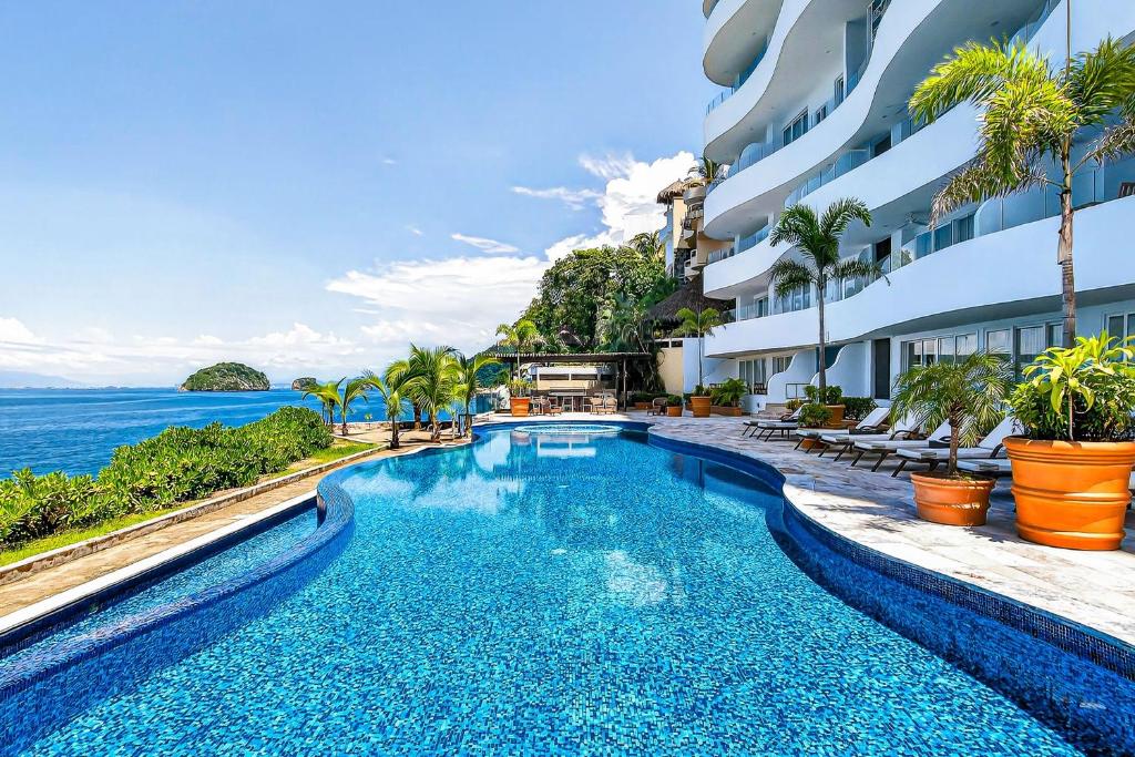 Modern condo with ocean views, rooftop infinity pool & central AC - 2