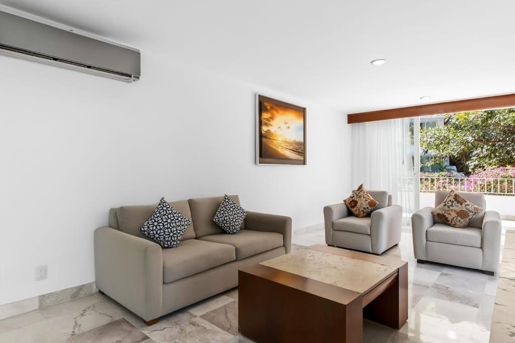Luxurious partial ocean-view suite with 3 pools, hot tub, gym & balcony - 4