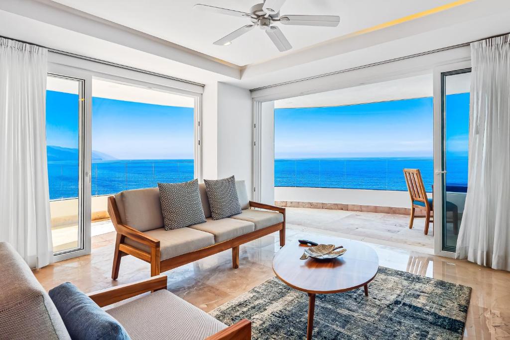 Stunning Oceanfront Apartment with Breathtaking Views and Luxurious Amenities - 4