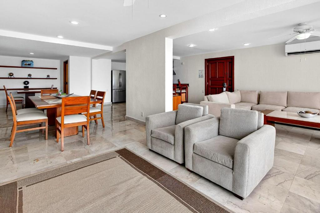 Relaxing coastal escape with panoramic views, pool, hot tub & sunny terrace - 4