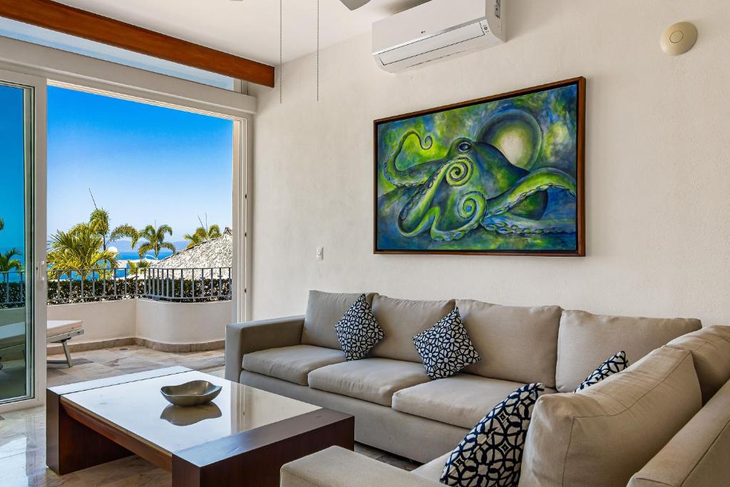 Stylish suite with WiFi, hot tub, gym access, heated pool & terraces - 3