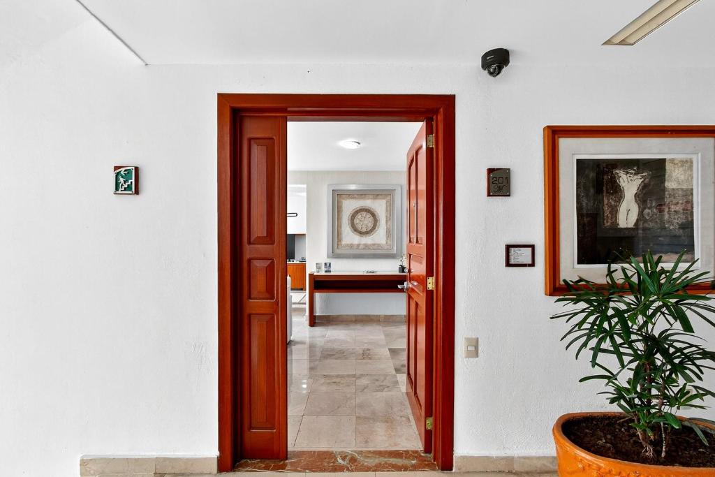 Relaxing coastal escape with panoramic views, pool, hot tub & sunny terrace - 2