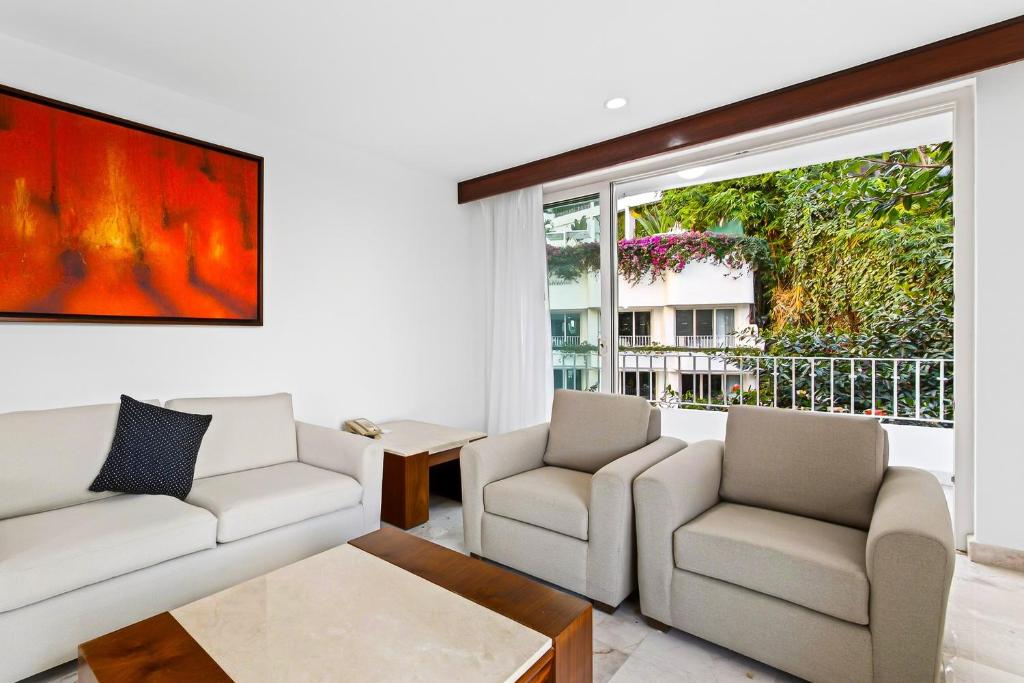 Spacious suite with wraparound terrace, rooftop infinity pool & resort amenities - 4