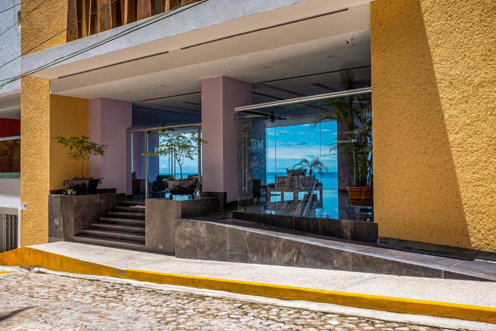 Exquisite oceanfront condo with amazing pool, balcony & W/D - 3