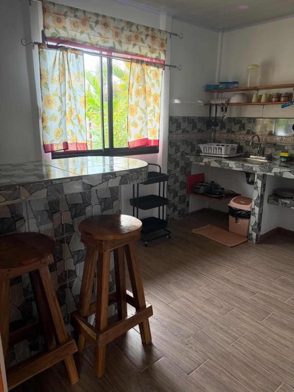 Kitchen, Cabinas Los Tucanes in Cahuita