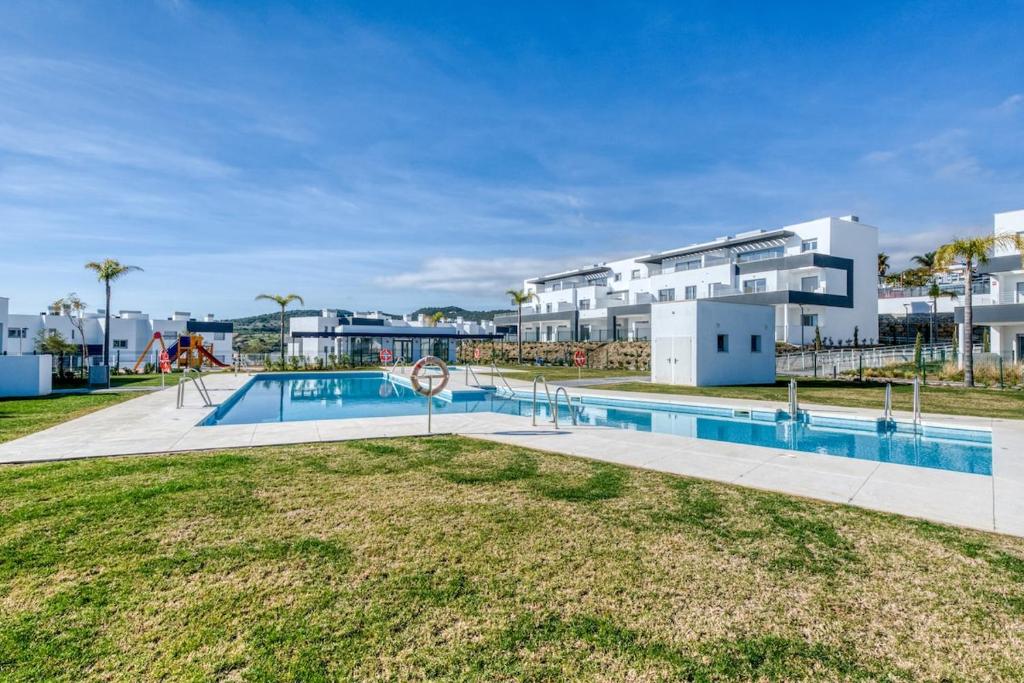 Luxury Coastal Apartment Sea Views Pool & Parking - 5