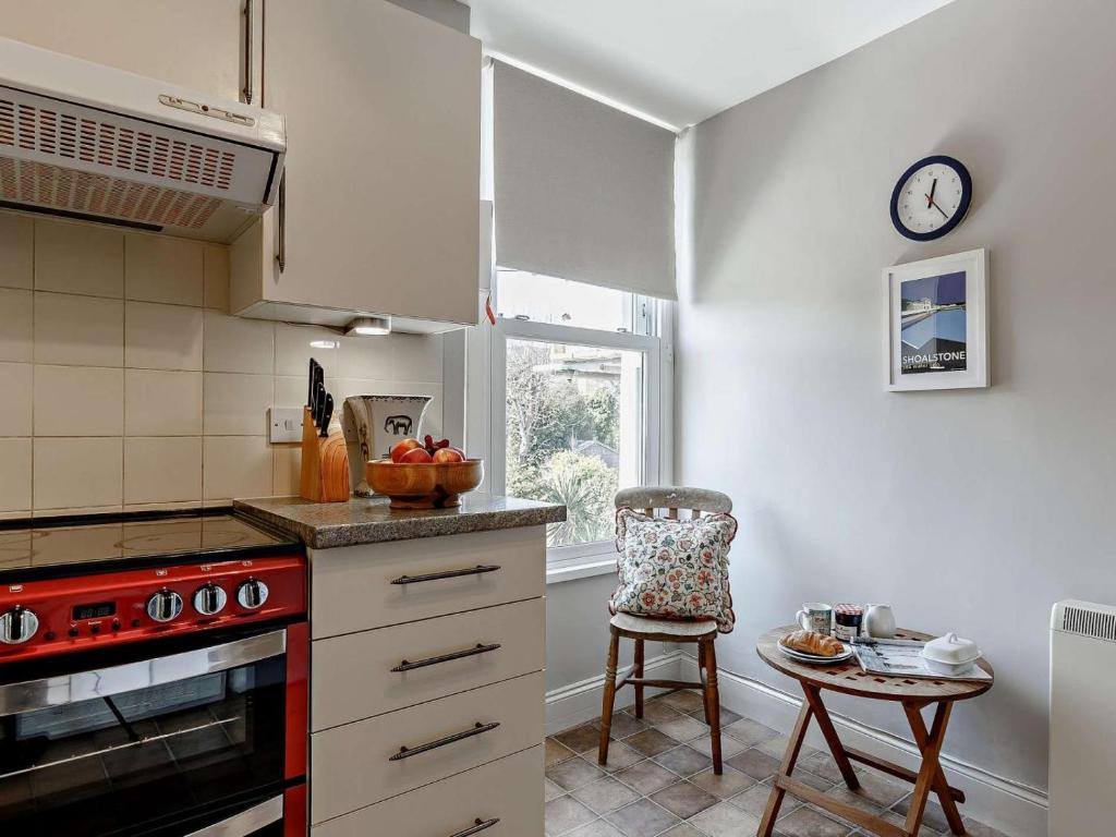 1 Bed Apartment, North Furzeham Road, Brixham photo 5
