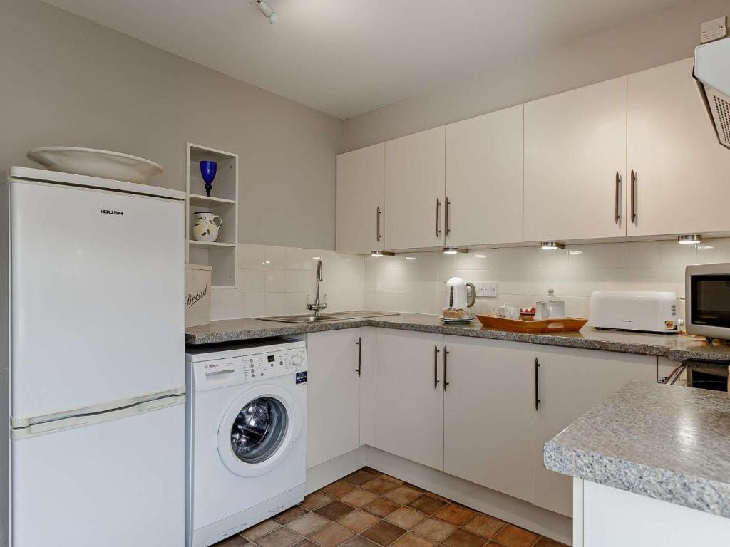 1 Bed Apartment, North Furzeham Road, Brixham - photo 4