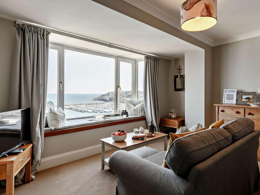 1 Bed Apartment, North Furzeham Road, Brixham photo 8