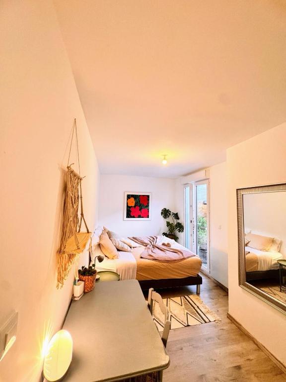 Maison Langevin 2-Bedroom House with Cozy Garden & Patio - 3
