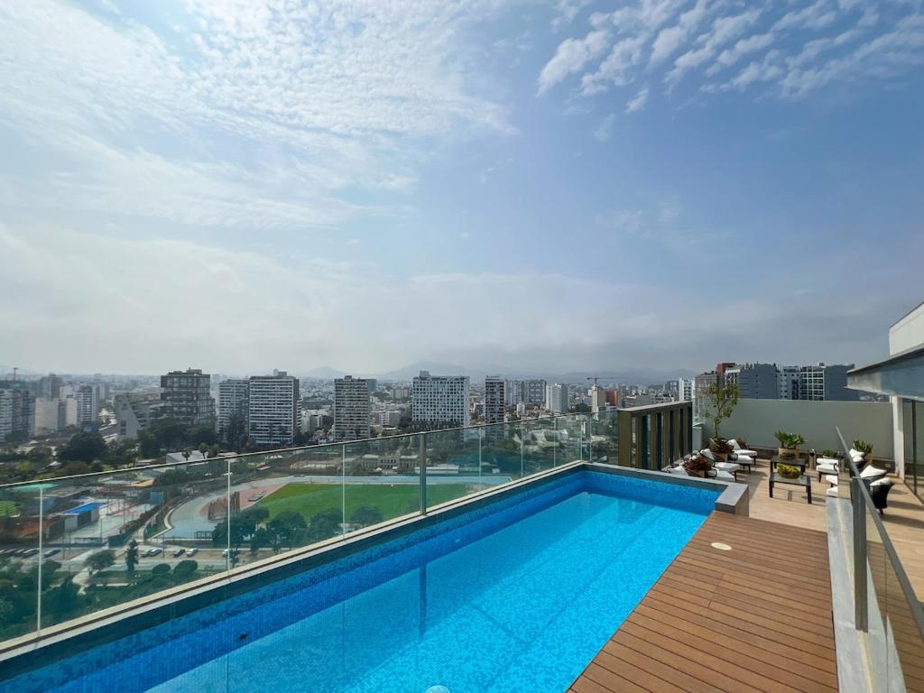 The Modern Sun-Filled Oceanfront Apt in Barranco - 3
