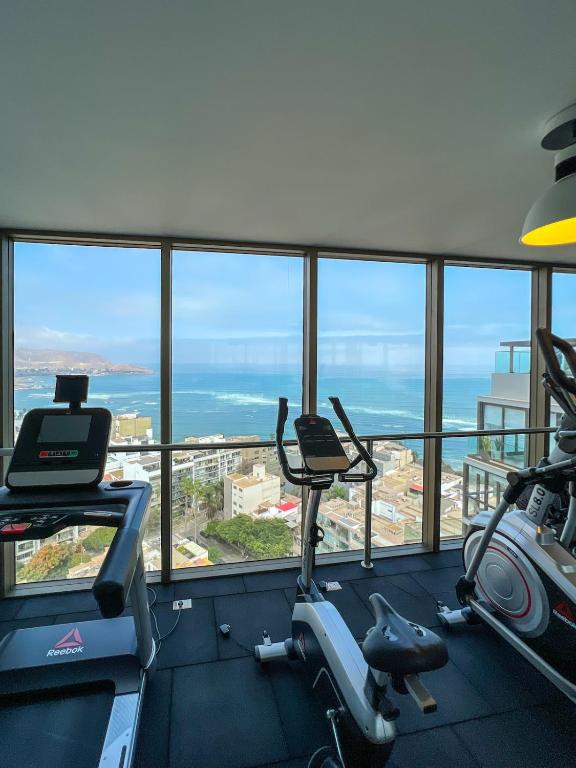 The Modern Sun-Filled Oceanfront Apt in Barranco - 4