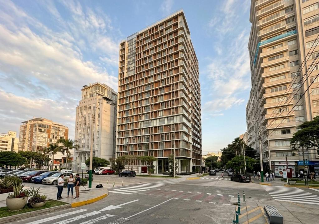 The Modern Sun-Filled Oceanfront Apt in Barranco - 1