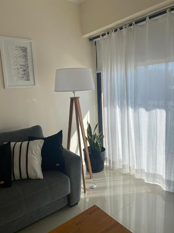 Alberti 854- departamento céntrico con cochera y balcón - 1