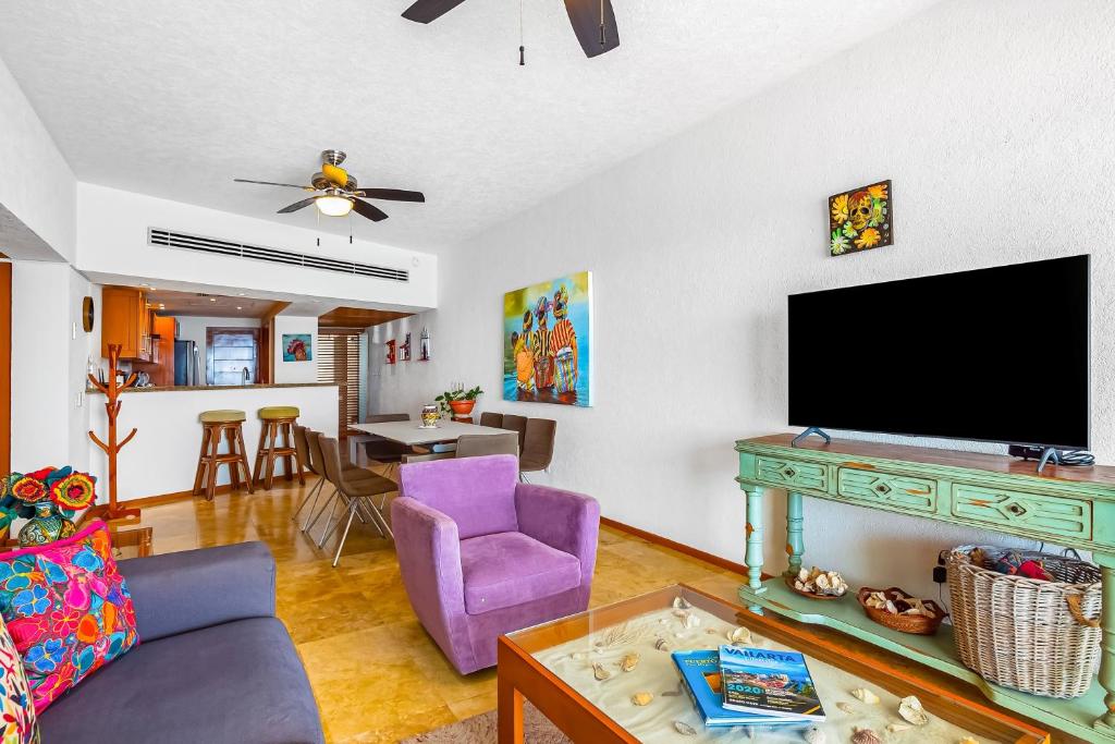 Beachfront 4th-floor condo with views, outdoor pool, balcony, W/D & central AC - 4