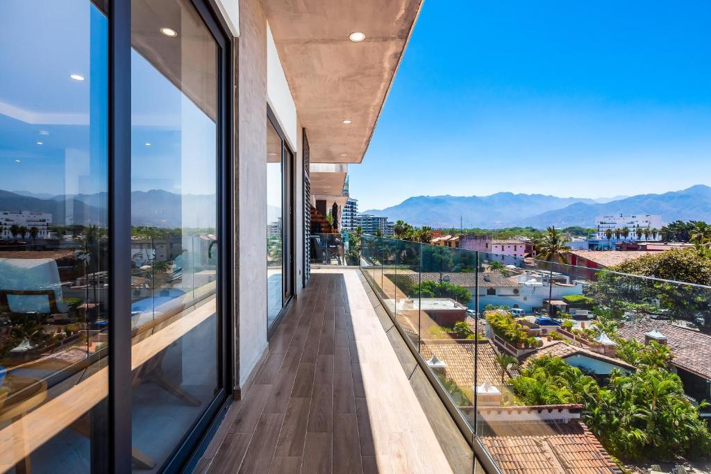 5th-floor condo with partial ocean views, heated pool, sauna, gym, balcony, W/D - 4