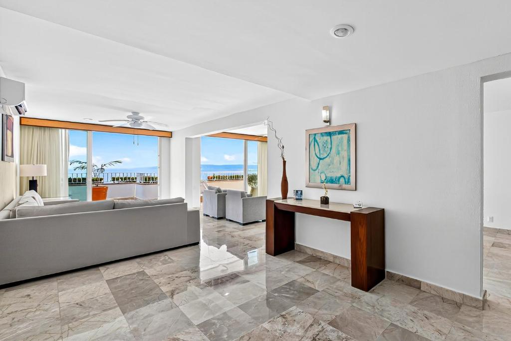 Stylish oceanview suite with infinity pool, full kitchen & bay-view terrace - 4