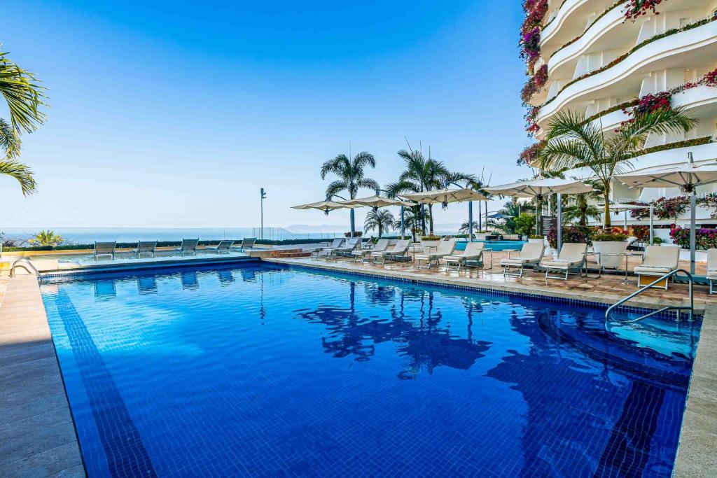 Relaxing hillside retreat near town with rooftop pool & spacious interior - 2
