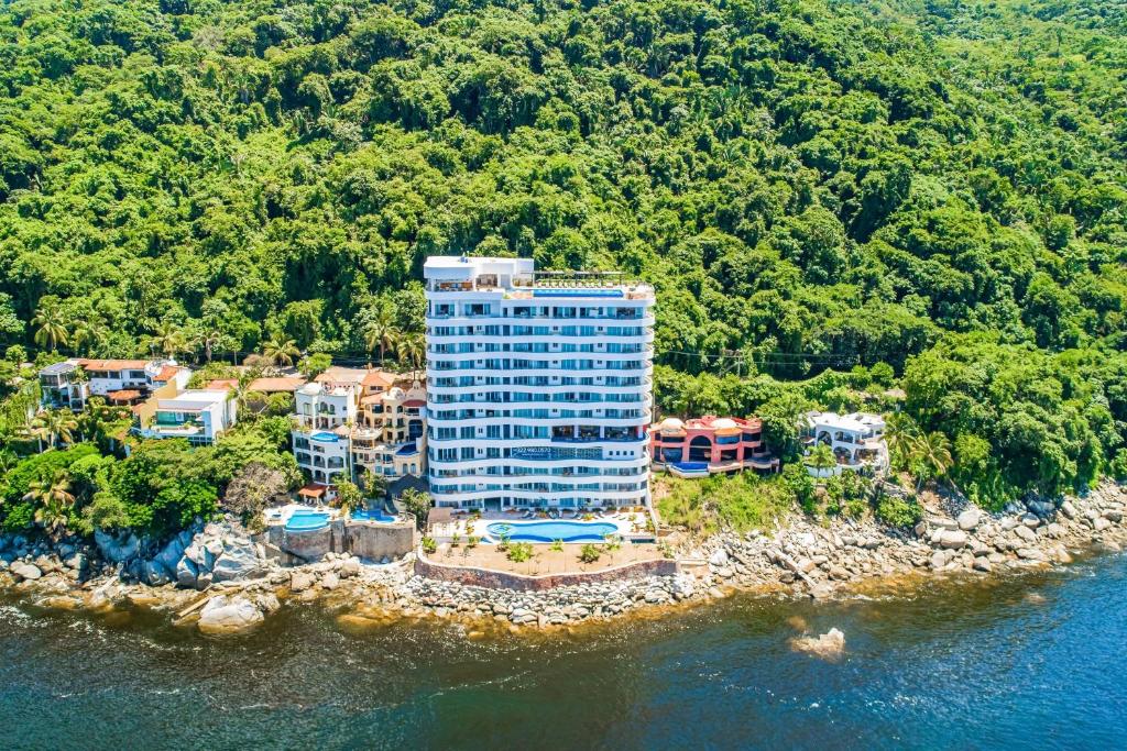 Oceanfront condo with rooftop infinity pool, panoramic views, balcony, gym, & AC - 1