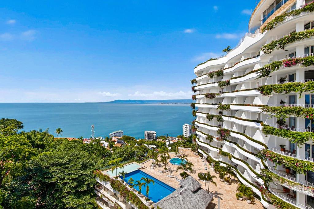 Stylish oceanview suite with infinity pool, full kitchen & bay-view terrace - 1