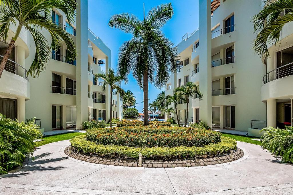 Charming condo with ocean-view, pool & balcony - 4