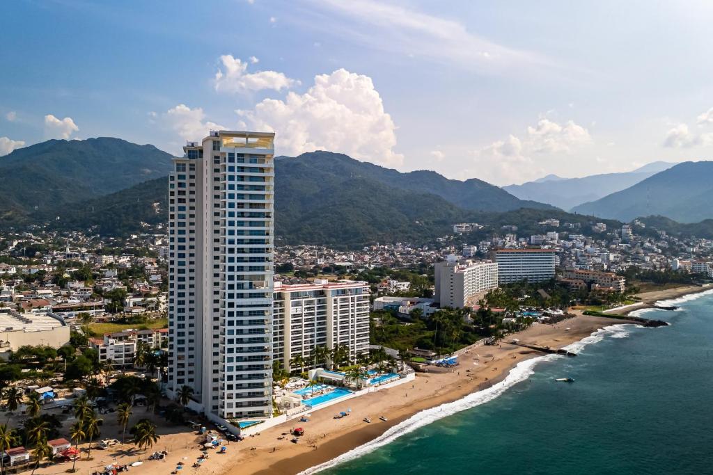Bright oceanfront condo with balcony, rooftop pool & near Malecon boardwalk - 3