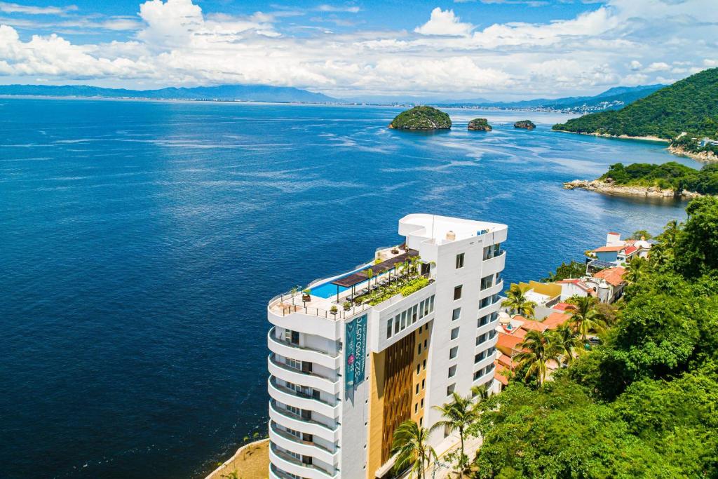 Luxurious 6th-floor condo with pool, oceanfront balcony & water view - 5