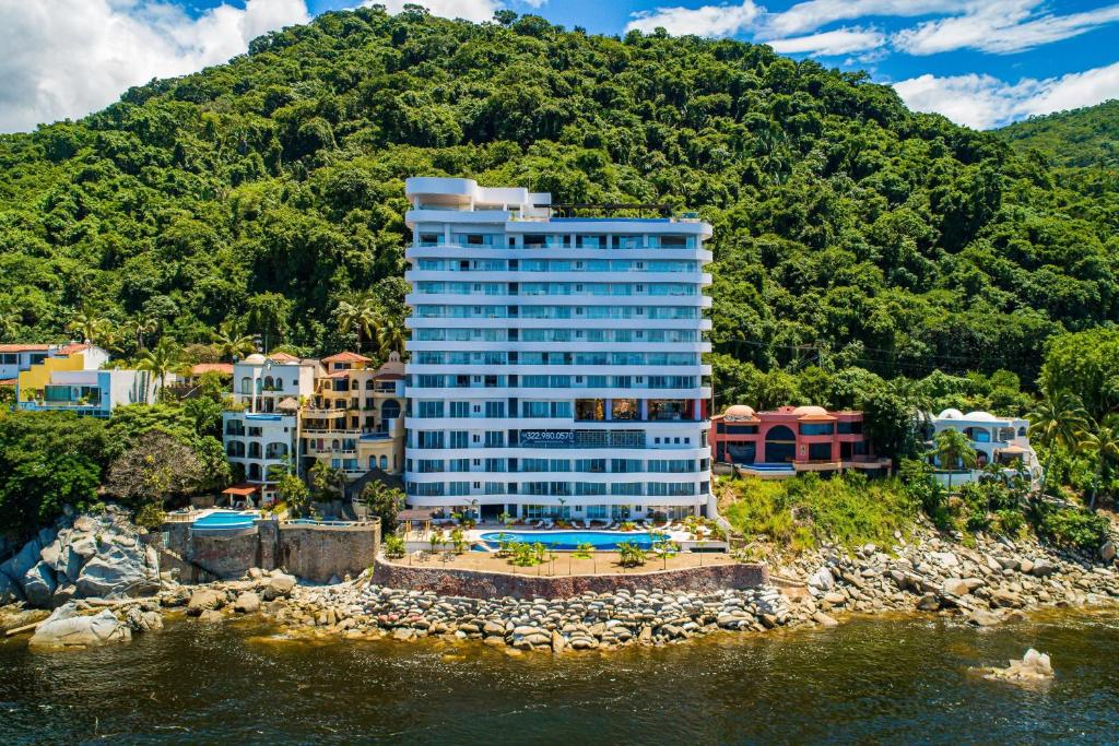 Luxurious 6th-floor condo with pool, oceanfront balcony & water view - 2