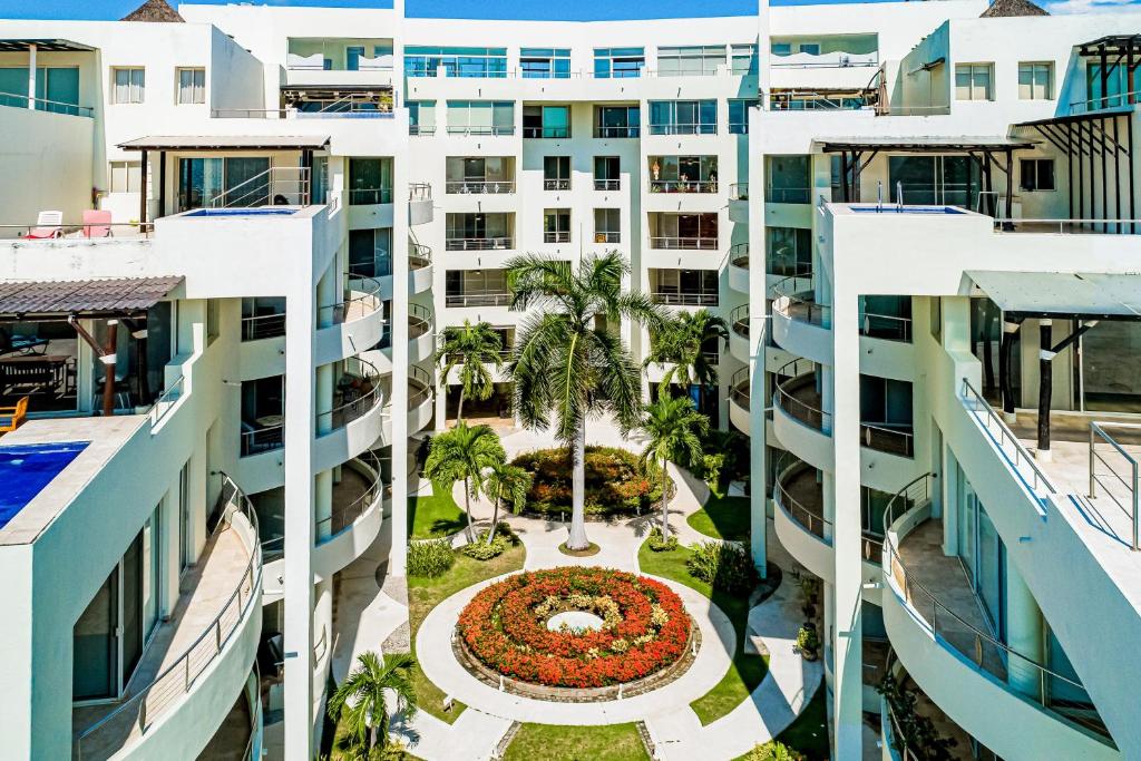 Charming condo with ocean-view, pool & balcony - 3