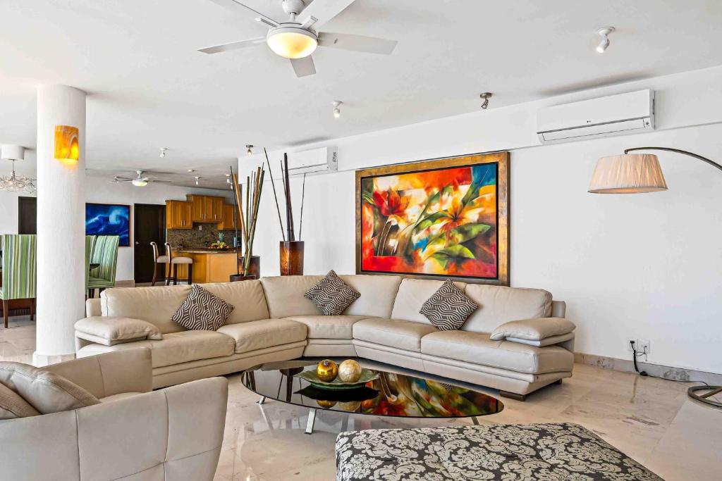 Elegant multi-level penthouse with rooftop Jacuzzi, bay views, pool & game room - 2